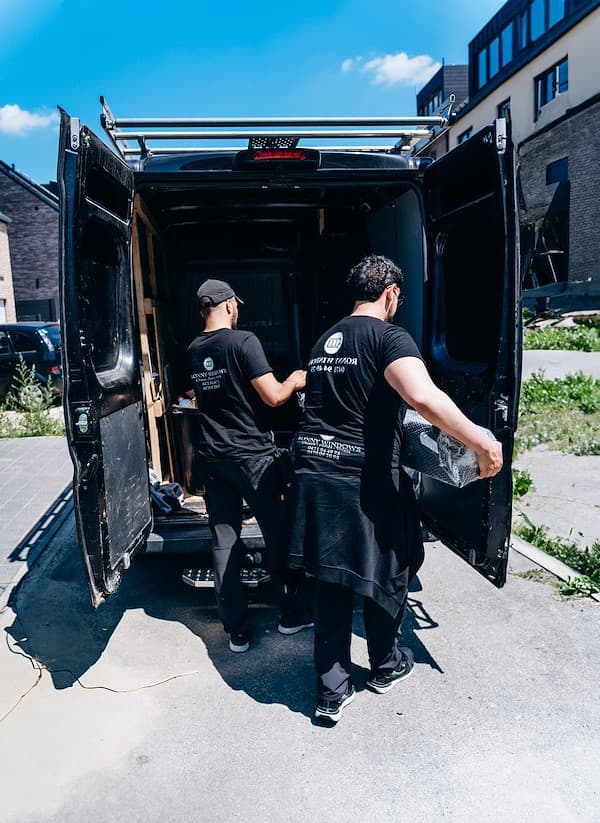 Camionnette menuisier professionnel Bruxelles sur chantier
