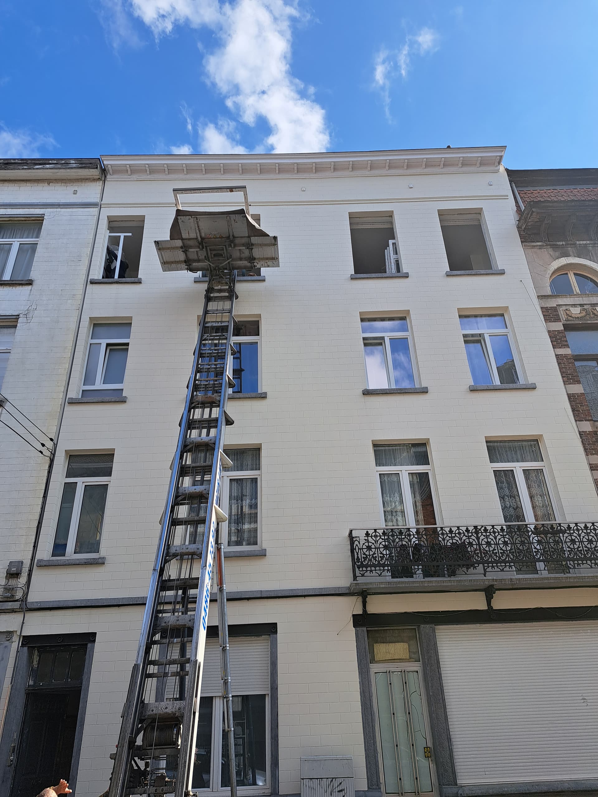 Menuiserie Bruxelles - immeuble avec châssis remplacés bénéficiant de primes