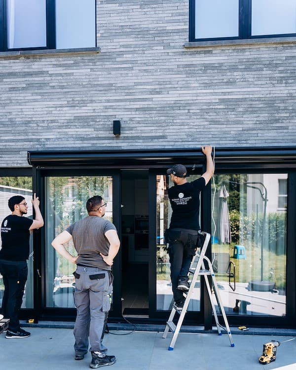 Installation volets roulants - vue complète de la façade