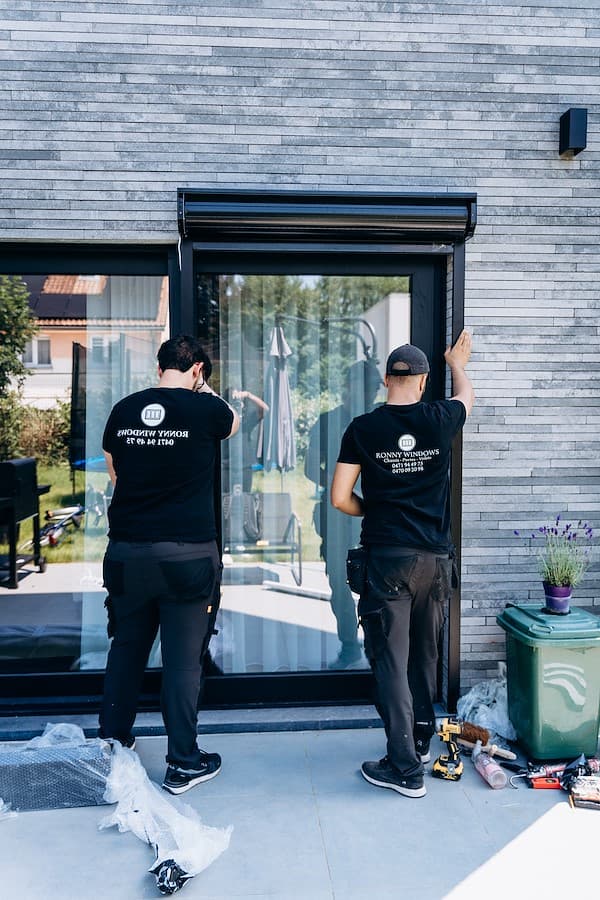 Pose de volets roulants avec branding Ronny Windows